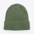 Detailansicht der gerippten Stricktextur einer olivgrünen Babymütze für den Winter - Armeegrün