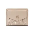 Dettaglio del portafoglio corto in pelle PU beige con stampa a foglie e logo in metallo - Albicocca