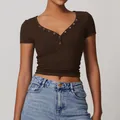 Top corto Henley marrón oscuro de manga corta con botones para deporte o uso diario - S / Tops / Marrón Oscuro