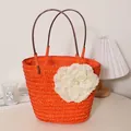 Sac à main en paille orange vif avec une grande fleur crème pour les vacances de plage - Orange