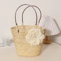 Sac de plage élégant en paille tissée avec une grande fleur blanche et anses rondes. - Couleur d'origine