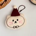 Schattige pluche kattenkop hanger met bordeauxrode kerstmuts en metalen balketting - Blije Kat Pluche
