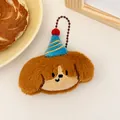 Schattige bruine pluche honden sleutelhanger met een blauw gestreepte feesthoed - Feest Hond Pluche Hanger Dubbel Gebruik