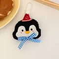 Schattige pluche pinguïn sleutelhanger met rode kerstmuts en blauw geruite strik - Feest Pinguïn Pluche Hanger Dubbel Gebruik