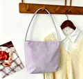 Elegante bolso de hombro de nailon lavanda con bordado blanco en gancho de madera - Letra Púrpura