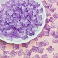 Detailansicht von lila mattierten 10 mm Glasblütenperlen für DIY-Schmuckprojekte - Farbverlauf Violett (L941)
