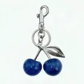 Porte-clés cerise en résine bleue pailletée avec une feuille en métal argenté poli - Silver rod-royal blue cherry 32mm