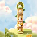 Collezione di 5 simpatiche statuette di gatto pigro in una torre espositiva creativa a tronco - Tempo del Gatto Pigro nel Buco dell'Albero (0342) / Uno a Caso