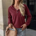 Elegante sudadera con capucha burdeos para mujer con detalle de cuello de botones casual - S / Burdeos