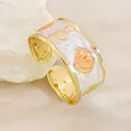 Bracciale a polsino aperto dorato con smalto a conchiglia e cavalluccio marino, elegante - Arancione