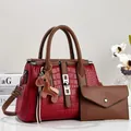 Vue détaillée de l'ensemble sac à main rouge motif crocodile et petite pochette - Ensemble de 2 sacs fourre-tout (Motif pierre) / 32x12x25cm / Rouge