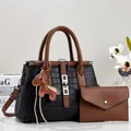 Gros plan d'un ensemble de sacs à main bicolores à motif pierre avec charm en cuir - Ensemble de 2 sacs fourre-tout (Motif pierre) / 32x12x25cm / Noir