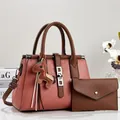 Gros plan détaillé du sac à main bicolore rose et marron avec texture pierre - Ensemble de 2 sacs fourre-tout (Motif pierre) / 32x12x25cm / Rose