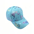 Detalle de una gorra de béisbol azul claro con mariposa brillante y motivos 'girl' - Talla Adulto (58cm ajustable) / Azul lago