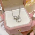 Elegante collana in acciaio al titanio con pendente a doppio anello in scatola rosa - Forma a Doppio Anello Intrecciato (X211) / Argento