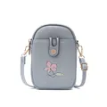 Vue détaillée d'un sac de téléphone gris à fleurs avec un bouton pression doré élégant - Version Brodée / Bleu Ciel