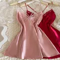 Elegantes sexy rosa Satin-Nachthemd mit edlem Spitzenbesatz und überkreuzten Rückenträgern - Hellrosa