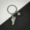 Portachiavi sportivo in metallo argento con ciondoli a forma di calcio e sneaker mini - Scarpa da calcio ad anello singolo