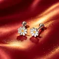 Elegante 3D-Gänseblümchen-Ohrstecker mit weißen Blättern auf rotem Satinhintergrund - Silber Gänseblümchen (Einzeln)