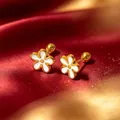 Elegante weiße Blumen-Ohrstecker aus goldenem Titanstahl auf luxuriöser roter Seide - Weiß Gold Blume (Einzeln)