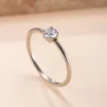 Eleganter minimalistischer Edelstahlring mit einem Solitärstein in Sechskantfassung. - Größe 6 / Vier-Krallen Rund (Innen Außen Rund) / Silber
