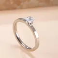Silberner Edelstahlring mit einem funkelnden Stein im Prinzess-Schliff-Design - Größe 6 / Vier-Krallen Prinzessquadrat (Innen Rund Außen Flach) / Silber