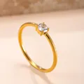 Eleganter 18k vergoldeter Edelstahlring mit einem funkelnden runden Zirkonia Stein - Größe 6 / Vier-Krallen Rund (Innen Außen Rund) / Gold