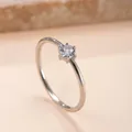 Minimalistischer Edelstahlring in Silberoptik mit klassischem sechs-zackigen Zirkonia-Stein. - Größe 6 / Sechs-Krallen Rund (Innen Außen Rund) / Silber