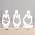 Modernes Set aus 3 weißen abstrakten Denkerstatuen aus Harz für Heim- und Bürodeko - 7128p-02 white character three-piece packaging