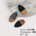 Nahaufnahme der Holz- und Harzanhänger, die natürliche Maserung und Textur zeigen - Birnenförmiger Anhänger / 16X31MM (10er Pack)