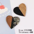 Vue macro de pendentifs cœur en bois et résine avec des détails d'incrustation de coquillages - Forme Cœur - Incrustation de Coquillage / 37X39MM