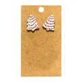 Detaillierte Makroansicht festlicher Emaille-Weihnachtsbaum-Ohrstecker auf Karton - Gestreifter Gepunkteter Weihnachtsbaum (LR280) / Weiß