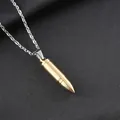 Detailansicht eines goldfarbenen Patronenanhängers an einer Edelstahlkette - Anhänger Mit O-Kette