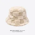 Chapeau bob élégant en laine d'agneau à carreaux crème pour la chaleur hivernale - Taille unique / Style Étiquette Lettre / Beige