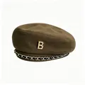 Detailansicht einer braunen Wollbaske mit goldenem B-Logo und Kettenverzierung - M (56-58cm) / Kaffee (Herbst/Winter Dick)