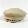 Detailansicht der beigen Wollbaskenmütze mit goldenem B-Logo und schickem Kettendetail. - M (56-58cm) / Beige (Herbst/Winter Dick)