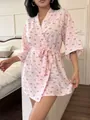 Vista de una bata tipo kimono de seersucker con flores rosas sobre una modelo - S / Flor Rosa