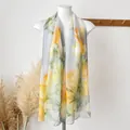 Elegante sciarpa lunga in seta con stampa floreale gialla per la protezione solare - 160 / Amore di Cristallo Giallo