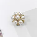 Elegante botón con forma de flor con perlas y diamantes en base de metal dorado - 21mm / Perla con Base Dorada