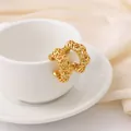 Elegante pendiente de aro geométrico hueco chapado en oro sobre una taza de porcelana blanca - 4# Dorado (10g) / Dorado
