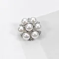 Elegante botón de costura en forma de flor con perlas y pedrería en acabado plateado - 21mm / Perla con Base Plateada