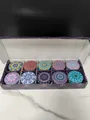 Set regalo di 10 candele profumate in latta con vivaci motivi mandala colorati - Assortimento di Candele Profumate in Banda Stagnata / Confezione da 10