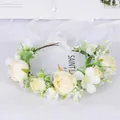 Corona de flores hecha a mano con rosas blancas y hojas verdes para la variante SKU - Estilo de Rosa Blanca y Amarilla (5)