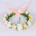 Corona de flores hecha a mano con rosas rosas y blancas y hojas verdes sobre blanco. - Estilo de Rosa de Luna Rosa y Blanca (13)