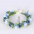 Corona de flores artesanal estilo bosque con flores azules y blancas y hojas verdes - Estilo de Rosa Azul y Blanca (15)