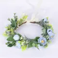 Elegante corona de flores azul claro hecha a mano con hojas verdes y cinta de sujeción - Serie Azul (17 Azul)