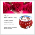 Candela profumata in latta rossa natalizia con note di tè bianco e rosa selvatica. - Fragranza alla Rosa di Natale / Natale Senza Scatola
