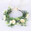 Corona de flores estilo bosque hecha a mano con rosas marfil y hojas verdes frondosas - Serie Blanco Crema (17 Blanco Crema)