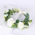 Corona de flores de rosas blancas artificiales y hojas verdes hecha a mano estilo bosque - Estilo de Flores Blancas Grandes y Hojas (22)