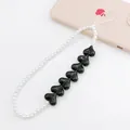 Eleganter Handy-Anhänger mit schwarzen Herz-Acrylperlen und weißen Perlen für das Handgelenk - Herz Perlen Handykette (K1108) / Schwarz